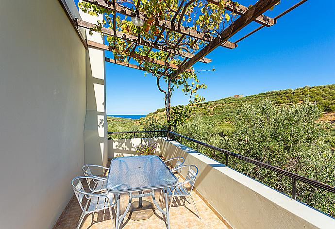 Upper terrace with sea views . - Villa Manolis . (Photo Gallery) }}