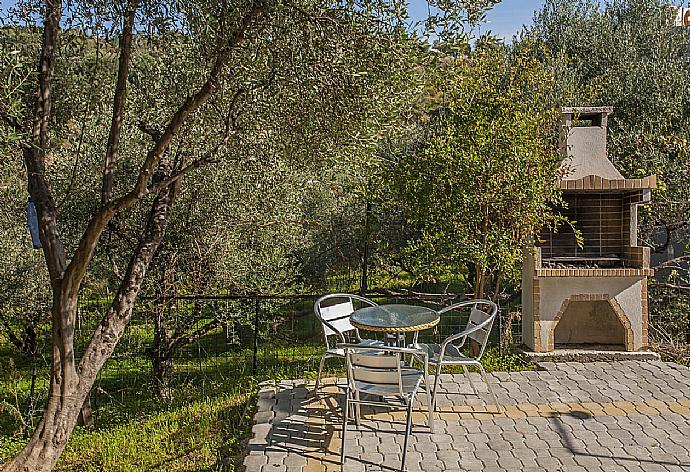 Terrace area with BBQ . - Villa Manolis . (Fotogalerie) }}