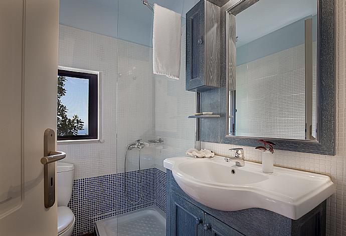 Bathroom with shower . - Villa Ilia . (Galerie de photos) }}