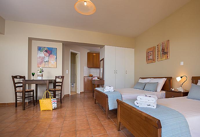 Triple room  . - Villa Ilia . (Photo Gallery) }}