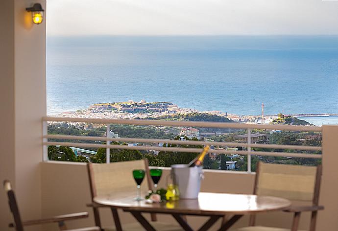 Balcony with views . - Villa Ilia . (Fotogalerie) }}