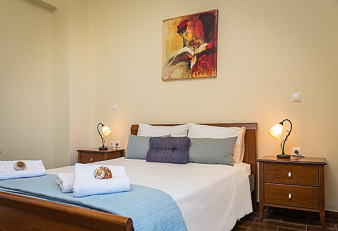 Double bedroom with en suite bathroom and terrace access . - Villa Ilia . (Fotogalerie) }}