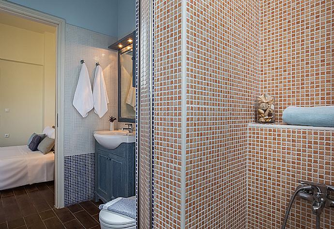 En suite bathroom . - Villa Ilia . (Photo Gallery) }}