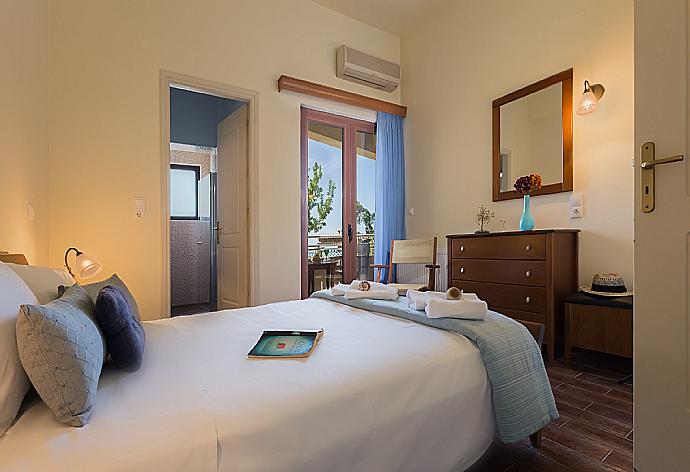 Double bedroom with en suite bathroom and terrace access . - Villa Ilia . (Галерея фотографий) }}