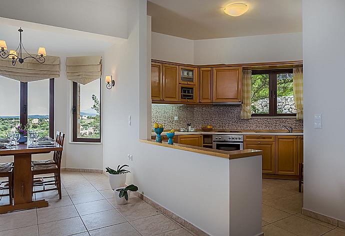 Equipped kitchen and dining area . - Villa Ilia . (Галерея фотографий) }}