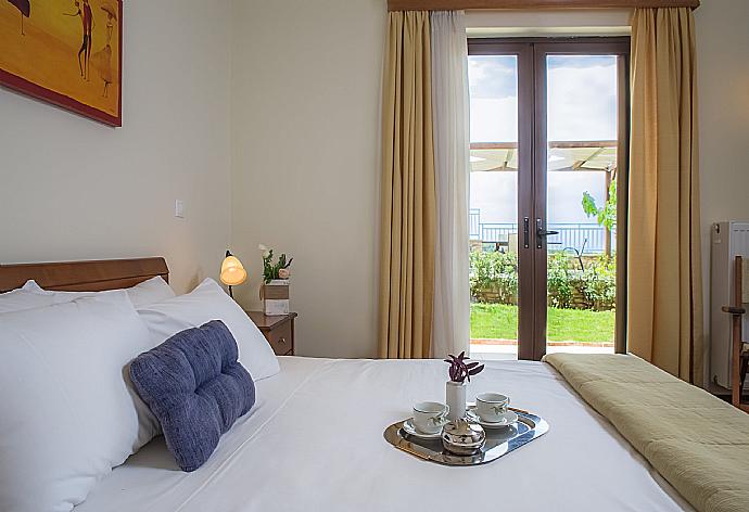 Double bedroom with A/C, en suite bathroom and terrace access . - Villa Ilia . (Photo Gallery) }}