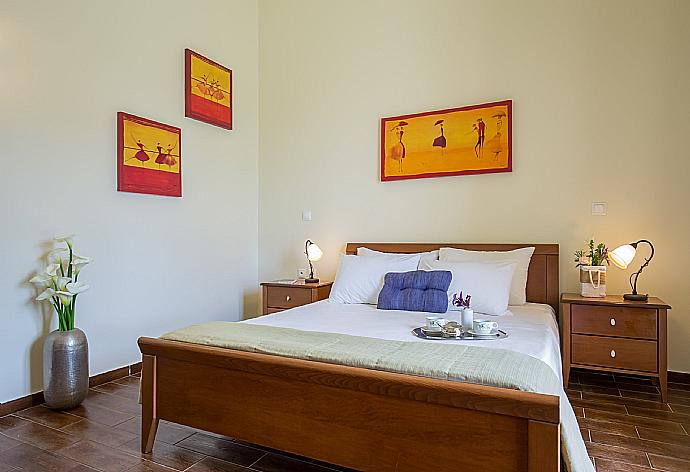 Double bedroom with en suite bathroom and terrace access . - Villa Ilia . (Galerie de photos) }}