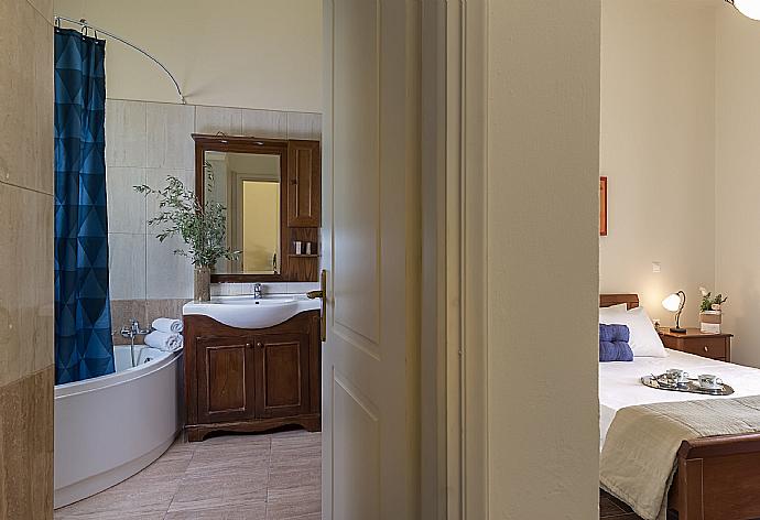 Bathroom with bath and shower . - Villa Ilia . (Photo Gallery) }}