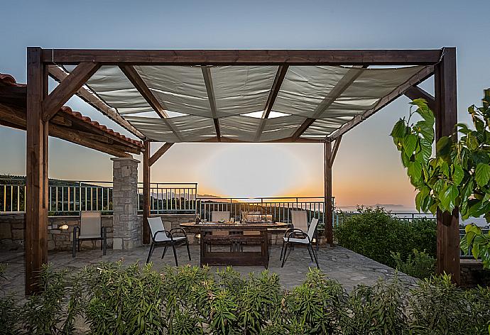 Terrace with BBQ and views . - Villa Ilia . (Galleria fotografica) }}