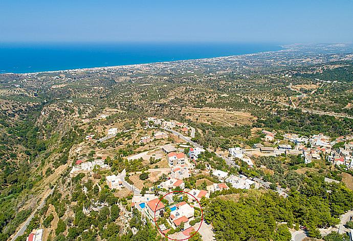 Aerial view showing location of Villa Ilia . - Villa Ilia . (Galleria fotografica) }}