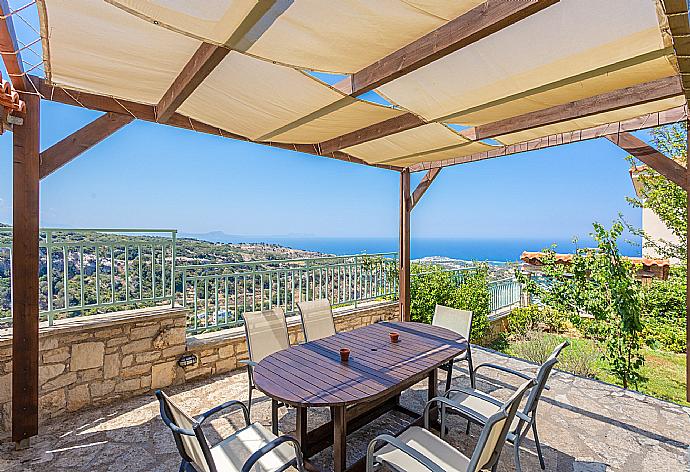 Terrace area with BBQ and sea views . - Villa Ilia . (Fotogalerie) }}