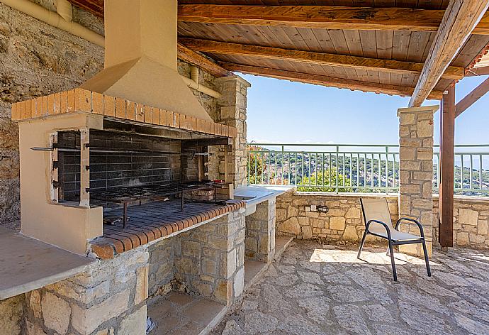 Terrace area with BBQ and sea views . - Villa Ilia . (Galleria fotografica) }}