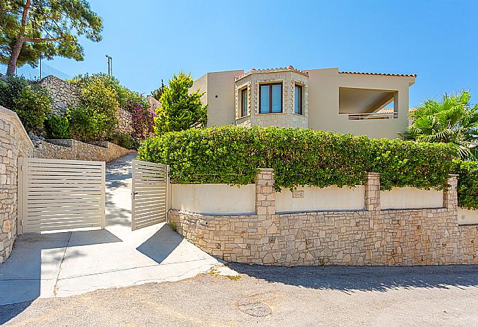 View of villa from road . - Villa Ilia . (Fotogalerie) }}