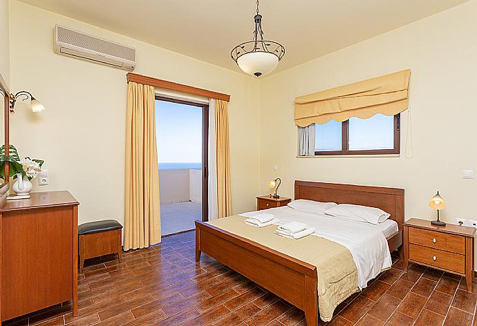 Double bedroom with en suite bathroom, A/C, and balcony access . - Villa Selini . (Galería de imágenes) }}