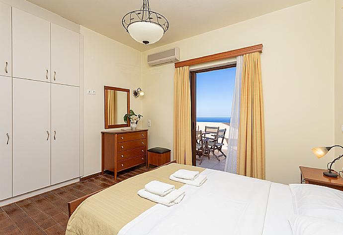 Double bedroom with en suite bathroom, A/C, and balcony access . - Villa Selini . (Galleria fotografica) }}