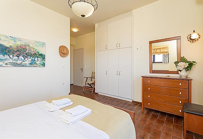 Double bedroom with en suite bathroom, A/C, and balcony access . - Villa Selini . (Galleria fotografica) }}