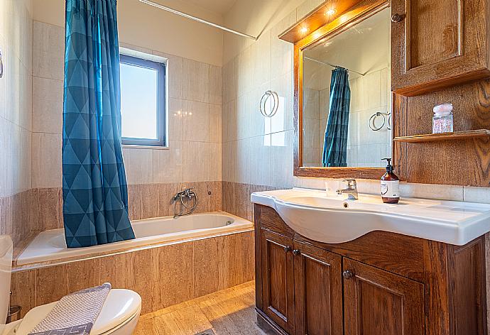 En suite bathroom with bath and shower . - Villa Selini . (Fotogalerie) }}