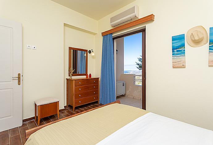 Double bedroom with en suite bathroom, A/C, and balcony access . - Villa Selini . (Galería de imágenes) }}