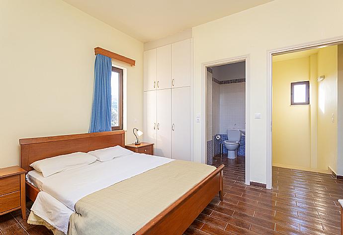 Double bedroom with en suite bathroom, A/C, and balcony access . - Villa Selini . (Galería de imágenes) }}