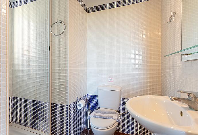 En suite bathroom with shower . - Villa Selini . (Galleria fotografica) }}