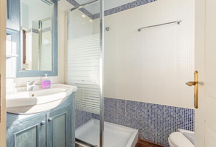 En suite bathroom with shower . - Villa Selini . (Fotogalerie) }}