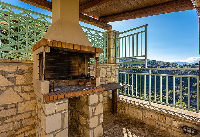 Sheltered BBQ area . - Villa Selini . (Photo Gallery) }}