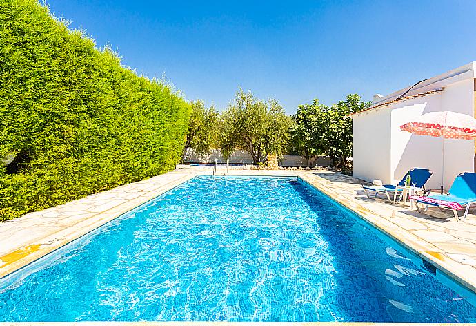 Private pool and terrace with sea views . - Villa Lela Tria . (Galería de imágenes) }}