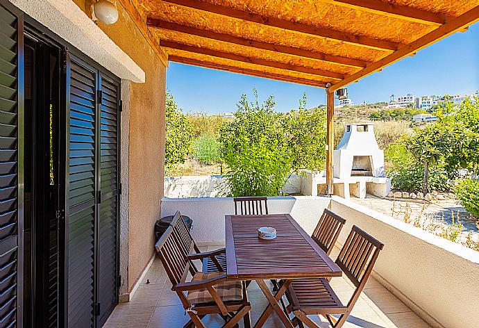 Sheltered terrace area . - Villa Lela Tria . (Fotogalerie) }}