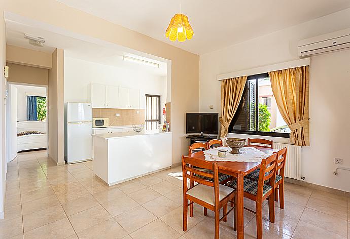 Open-plan living room with sofas, dining area, kitchen, ornamental fireplace, WiFi internet, satellite TV, DVD player, and terrace access . - Villa Lela Tria . (Fotogalerie) }}