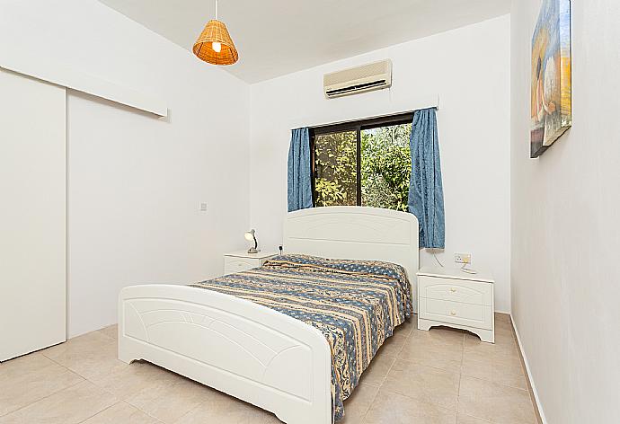 Double bedroom with en suite bathroom and A/C . - Villa Lela Tria . (Fotogalerie) }}