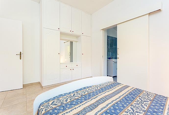 Double bedroom with en suite bathroom and A/C . - Villa Lela Tria . (Fotogalerie) }}