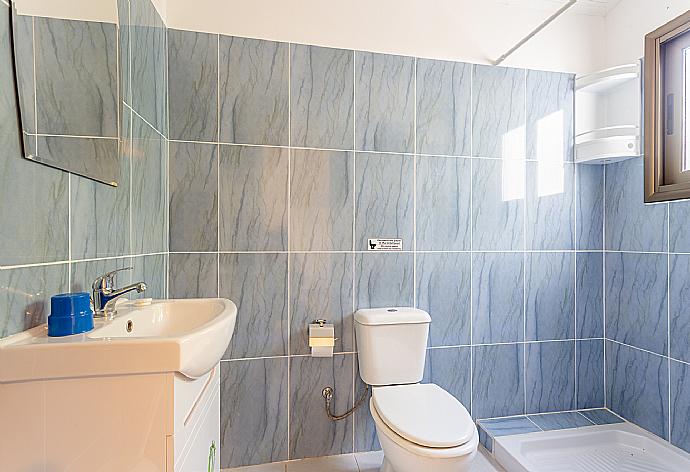 En suite bathroom with shower . - Villa Lela Tria . (Galerie de photos) }}