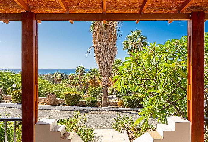 Sheltered terrace area . - Villa Lela Tria . (Fotogalerie) }}