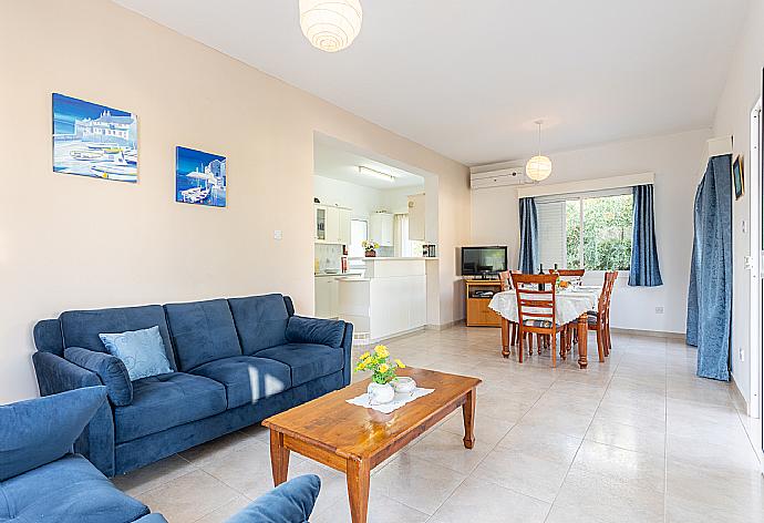 Open-plan living room with sofas, dining area, kitchen, A/C, WiFi internet, and satellite TV . - Villa Lela Pente . (Fotogalerie) }}