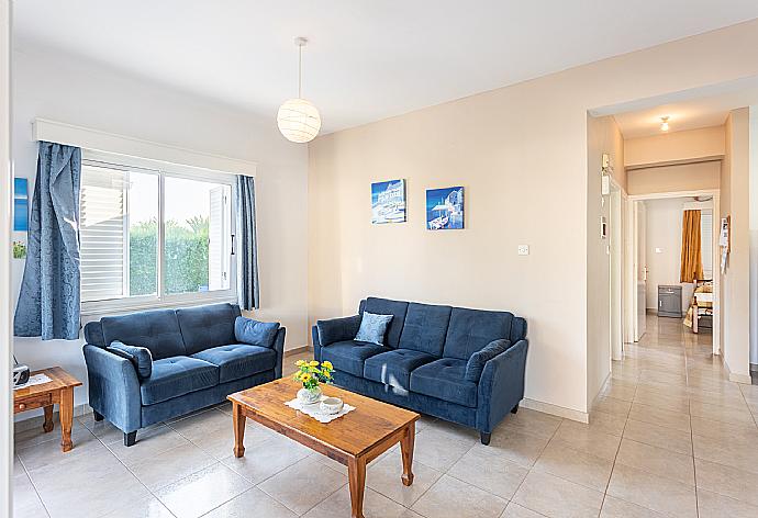 Open-plan living room with sofas, dining area, kitchen, A/C, WiFi internet, and satellite TV . - Villa Lela Pente . (Galleria fotografica) }}