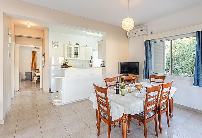 Open-plan living room with sofas, dining area, kitchen, A/C, WiFi internet, and satellite TV . - Villa Lela Pente . (Galerie de photos) }}