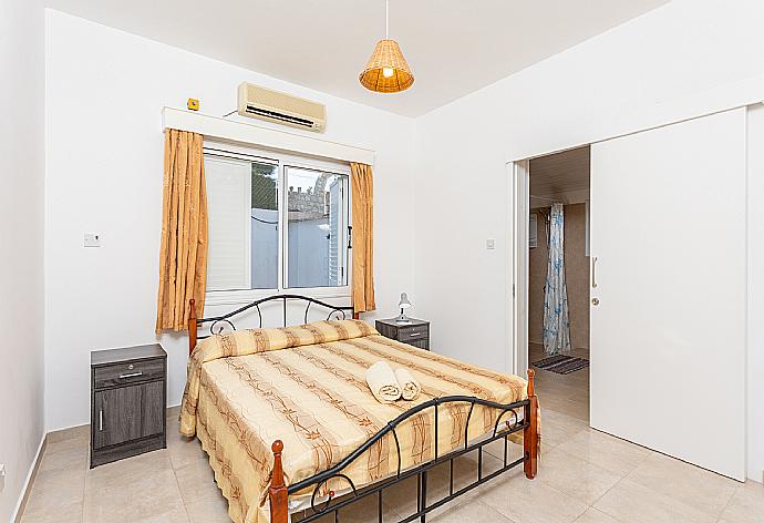 Double bedroom with en suite bathroom and A/C . - Villa Lela Pente . (Galerie de photos) }}