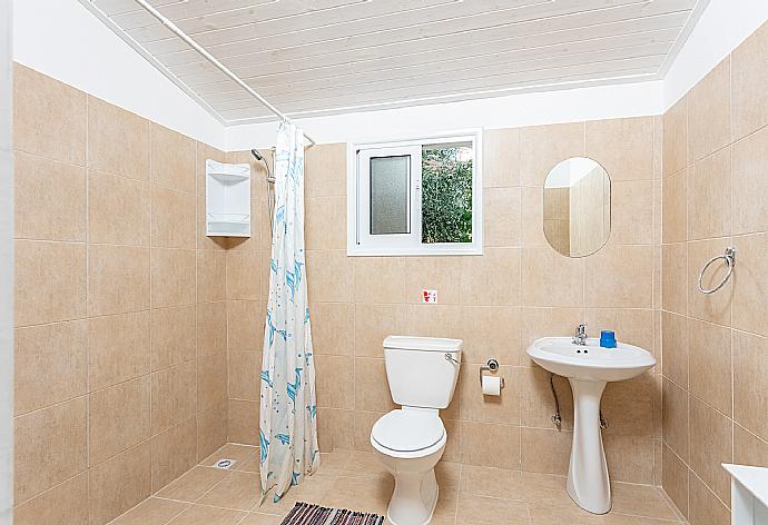 En suite bathroom with shower . - Villa Lela Pente . (Fotogalerie) }}