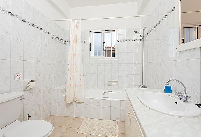 Family bathroom with bath and shower . - Villa Lela Pente . (Photo Gallery) }}