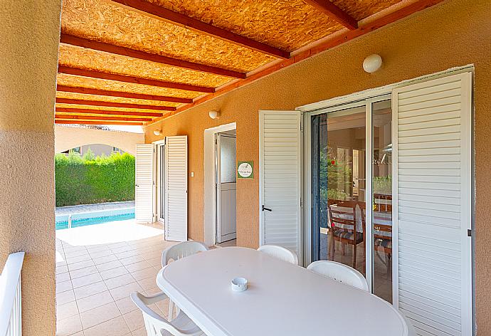 Sheltered terrace area . - Villa Lela Pente . (Photo Gallery) }}