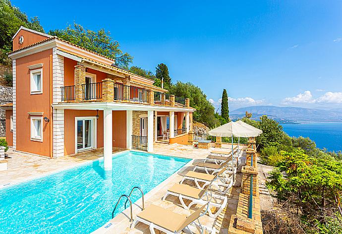 ,Beautiful villa with private pool and terrace with panoramic sea views . - Villa Emilios . (Галерея фотографий) }}