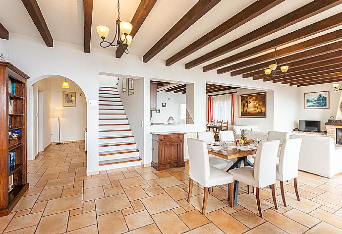 Open-plan living room with sofas, dining areas, kitchen, ornamental fireplace, WiFi internet, satellite TV, and terrace access with panoramic sea views . - Villa Emilios . (Galleria fotografica) }}