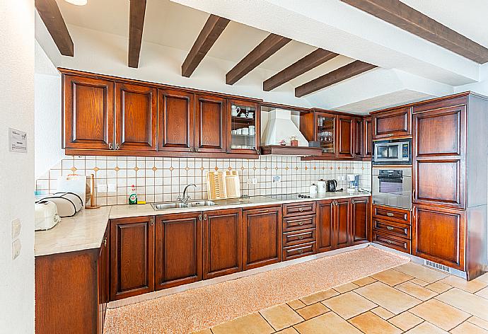 Equipped kitchen . - Villa Emilios . (Fotogalerie) }}