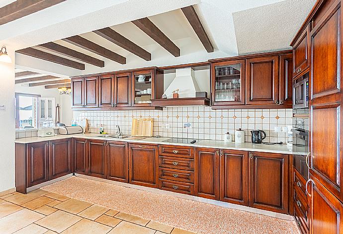 Equipped kitchen . - Villa Emilios . (Fotogalerie) }}