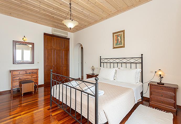 Double bedroom with en suite bathroom, A/C, and upper terrace access with panoramic sea views . - Villa Emilios . (Galerie de photos) }}