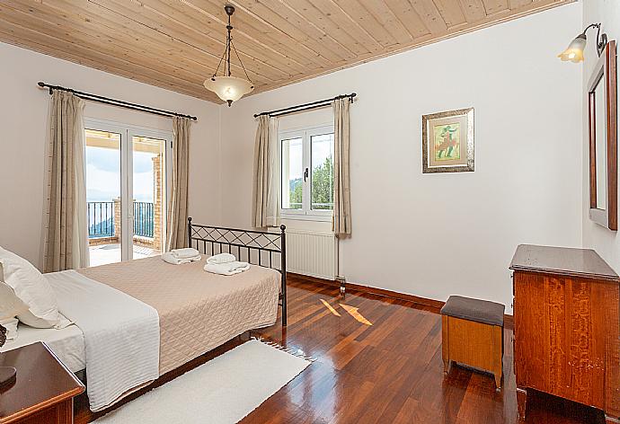 Double bedroom with en suite bathroom, A/C, and upper terrace access with panoramic sea views . - Villa Emilios . (Fotogalerie) }}