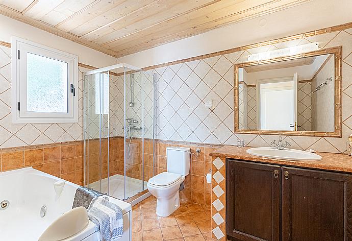 En suite bathroom with bath and shower . - Villa Emilios . (Galerie de photos) }}