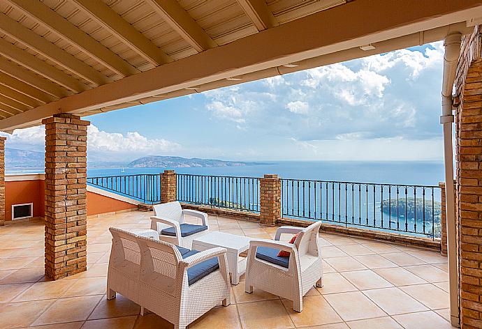 Upper terrace area with panoramic sea views . - Villa Emilios . (Galleria fotografica) }}