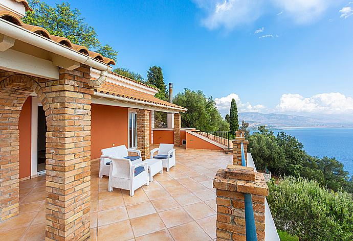 Upper terrace area with panoramic sea views . - Villa Emilios . (Fotogalerie) }}