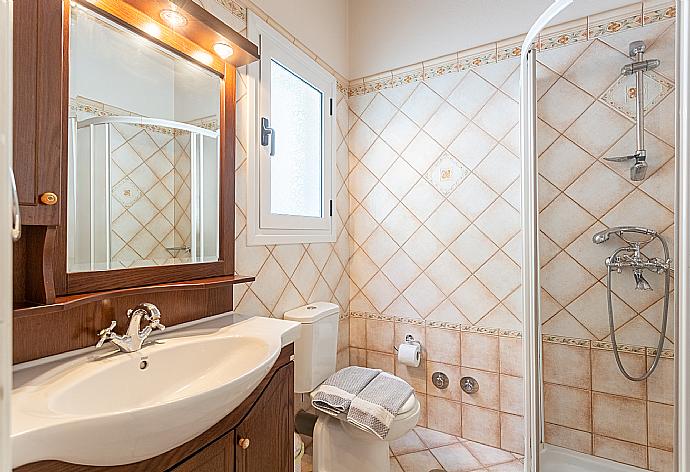 En suite bathroom with shower . - Villa Emilios . (Fotogalerie) }}